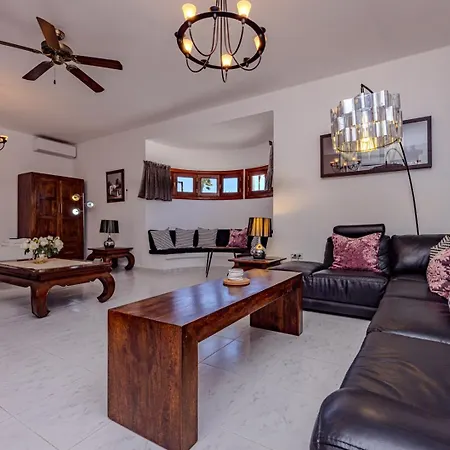 Victoria Just 150 Metres From Playa Bastian Vakantiehuis *