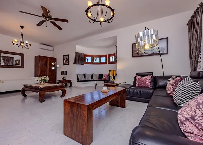 Victoria Just 150 Metres From Playa Bastian Holiday home *