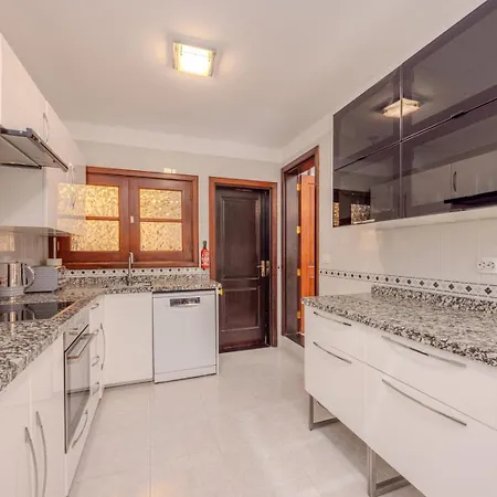 Дом отдыха Victoria Just 150 Metres From Playa Bastian Коста-Тегисе